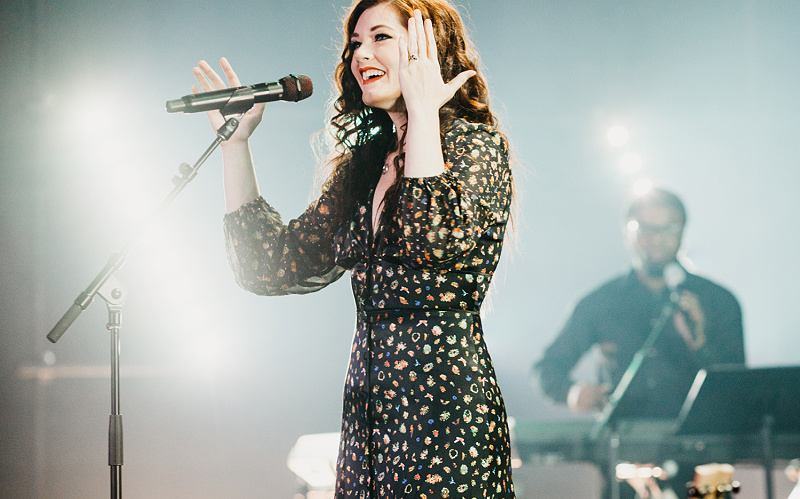 Mandy Harvey sings on-stage.